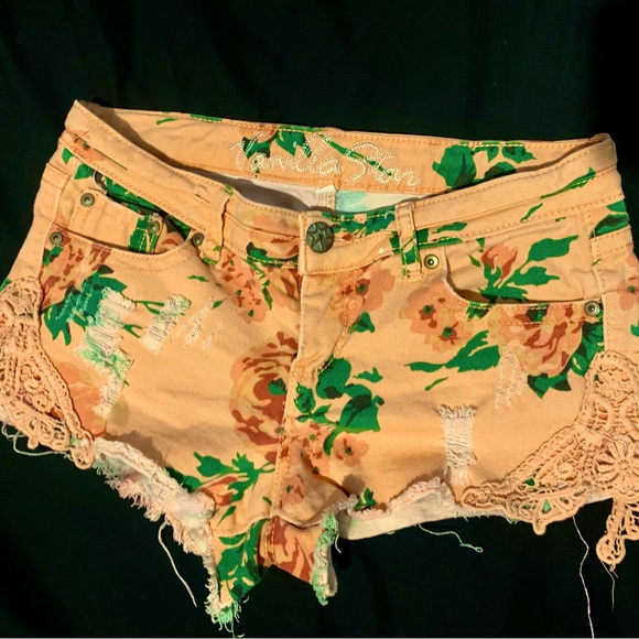 Vanilla Star Floral Lace Shorts - Picture 1 of 3